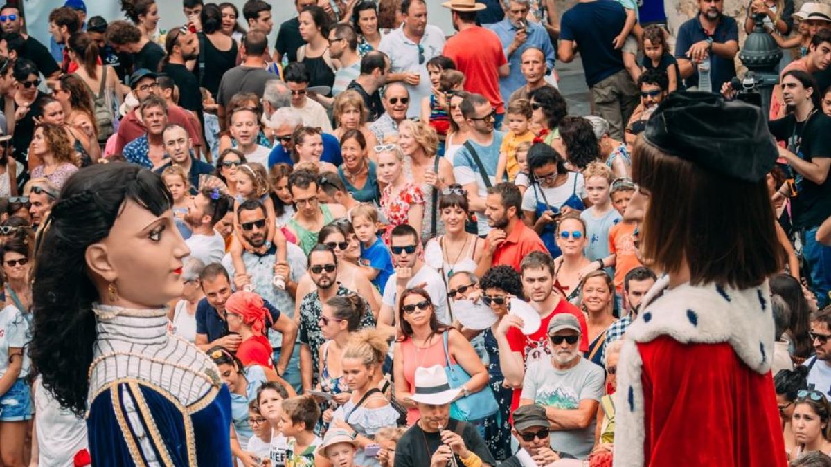 El Vendrell celebra una festa de benvinguda als gegants Salvador i Teresa