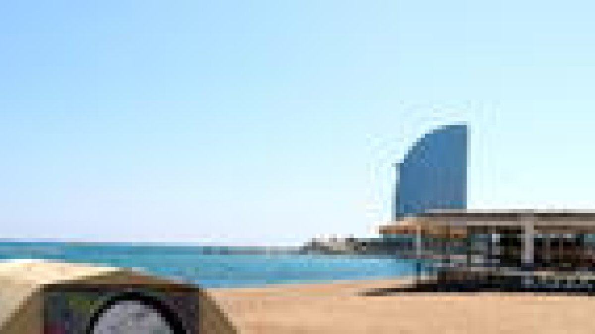 Artificiers de l'Armada retiraran demà l'artefacte explosiu de la platja de Sant Sebastià de Barcelona