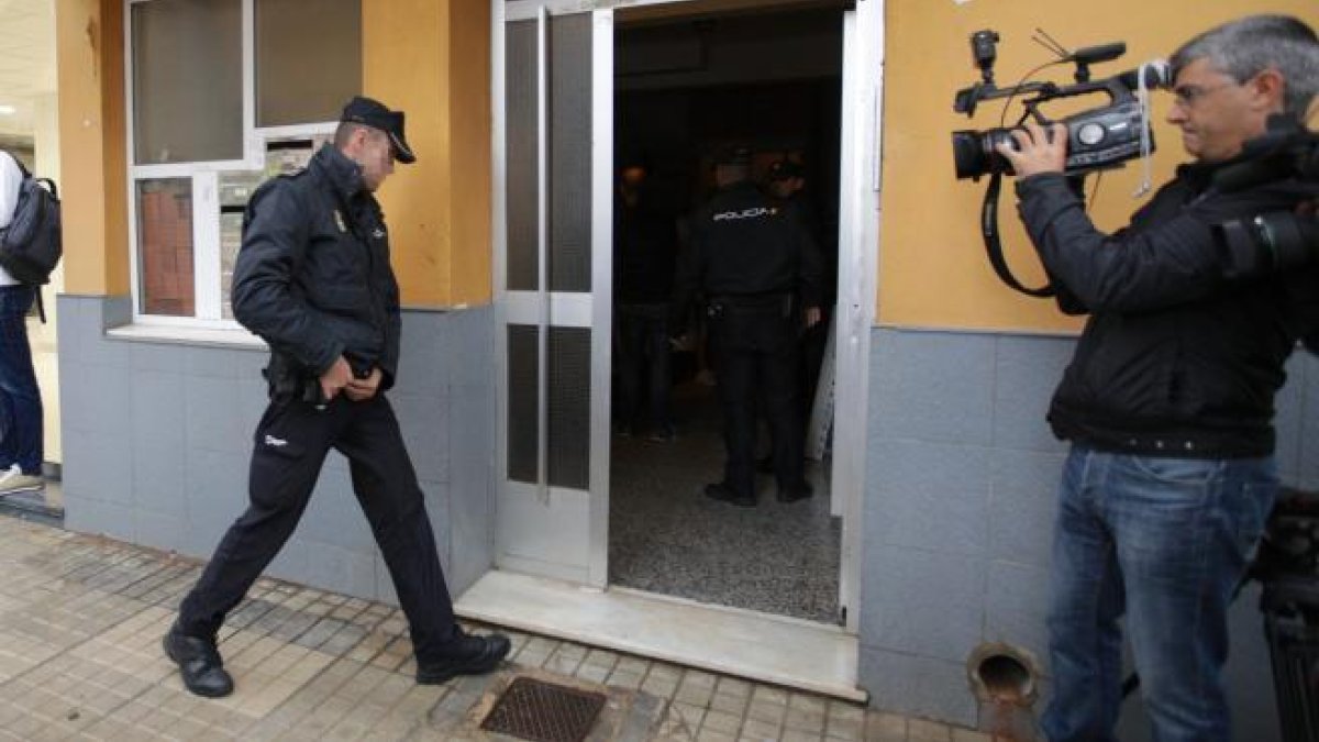 Un home assassina a la seva exparella tallant-li el coll a Dénia en presència de la seva filla d'11 anys