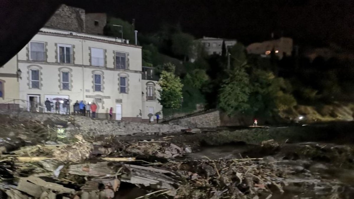 Las fuertes lluvias rompen un puente en Cambrils