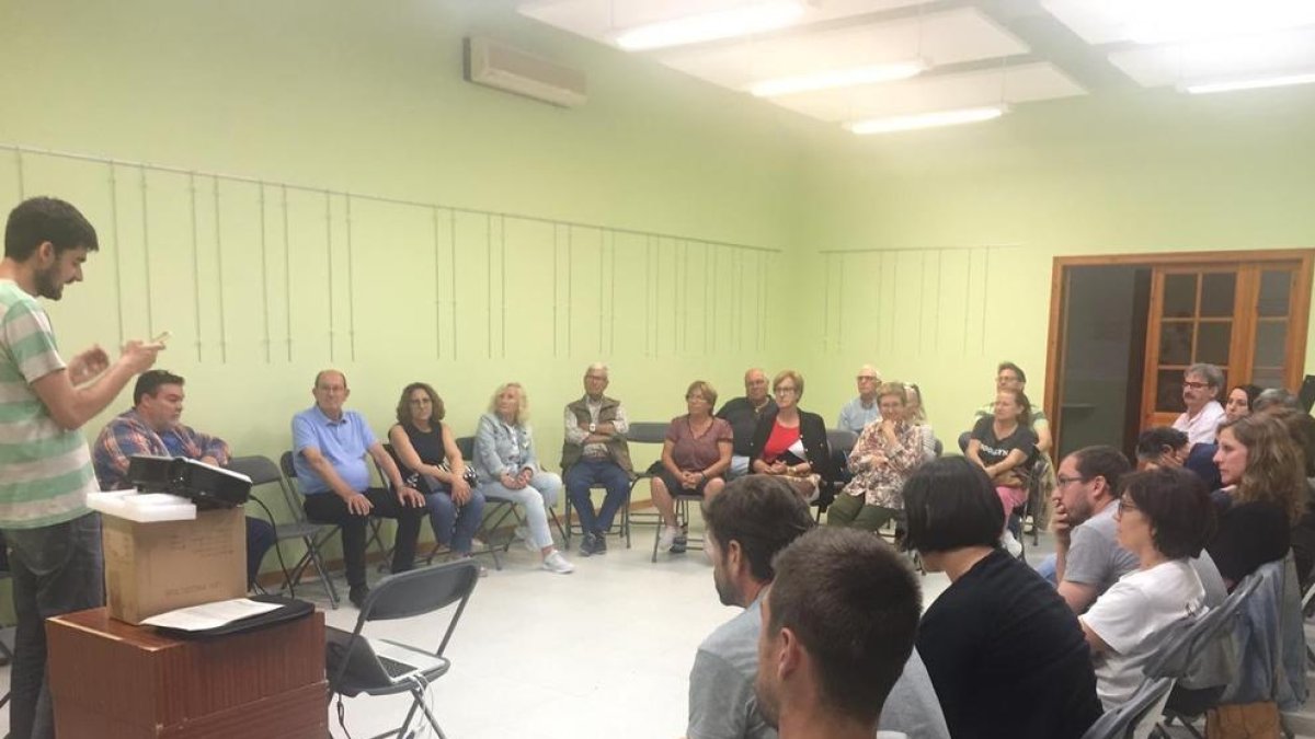 Junts se muestra decepcionado por el acuerdo de gobierno de L'EINA, Ara y PSC