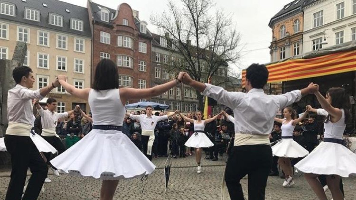 Una sardana con cerca de 600 bailadores rodeará la Catedral el 23-J