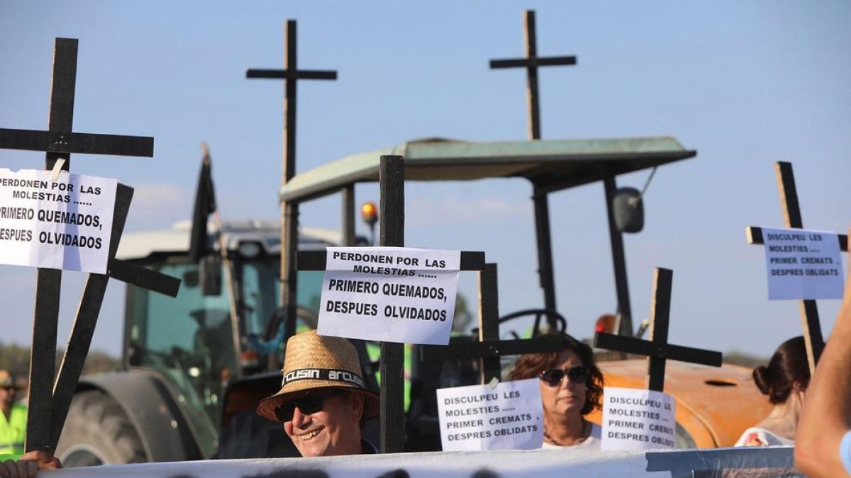 Unes 300 persones tallen la C-12 a Flix per reclamar ajudes directes a afectats