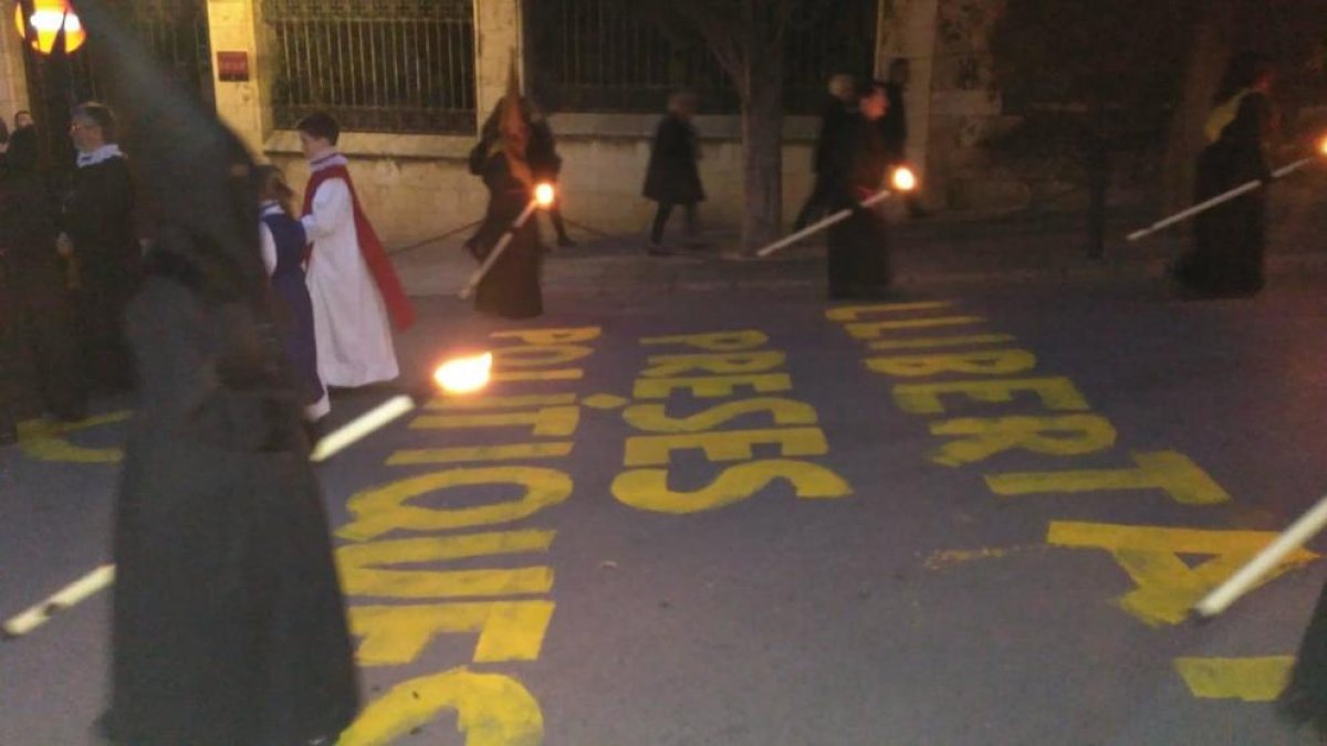 Els carrers de la Part Alta de Tarragona s'omplen de pintades independentistes