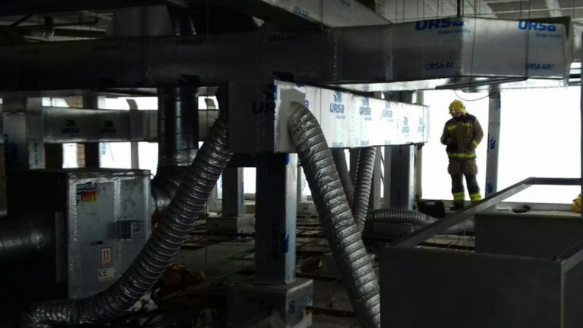 Los Bomberos reciben más de una veintena de avisos para|por los fuertes vientos