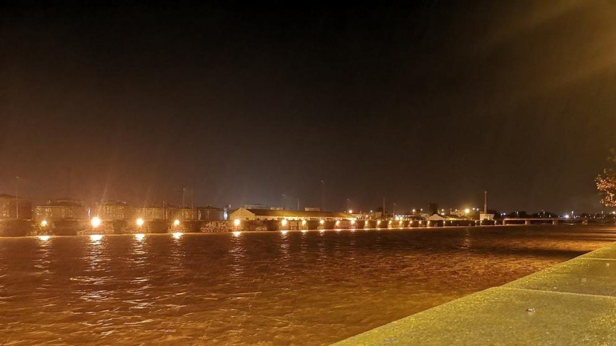 Gairebé 25.000 persones sense llum a causa dels aiguats