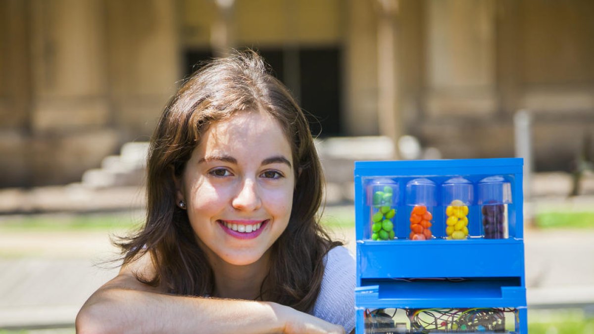 Claudia Valero amb el prototip de dispensador de pastilles que li ha fet guanyar el premi.