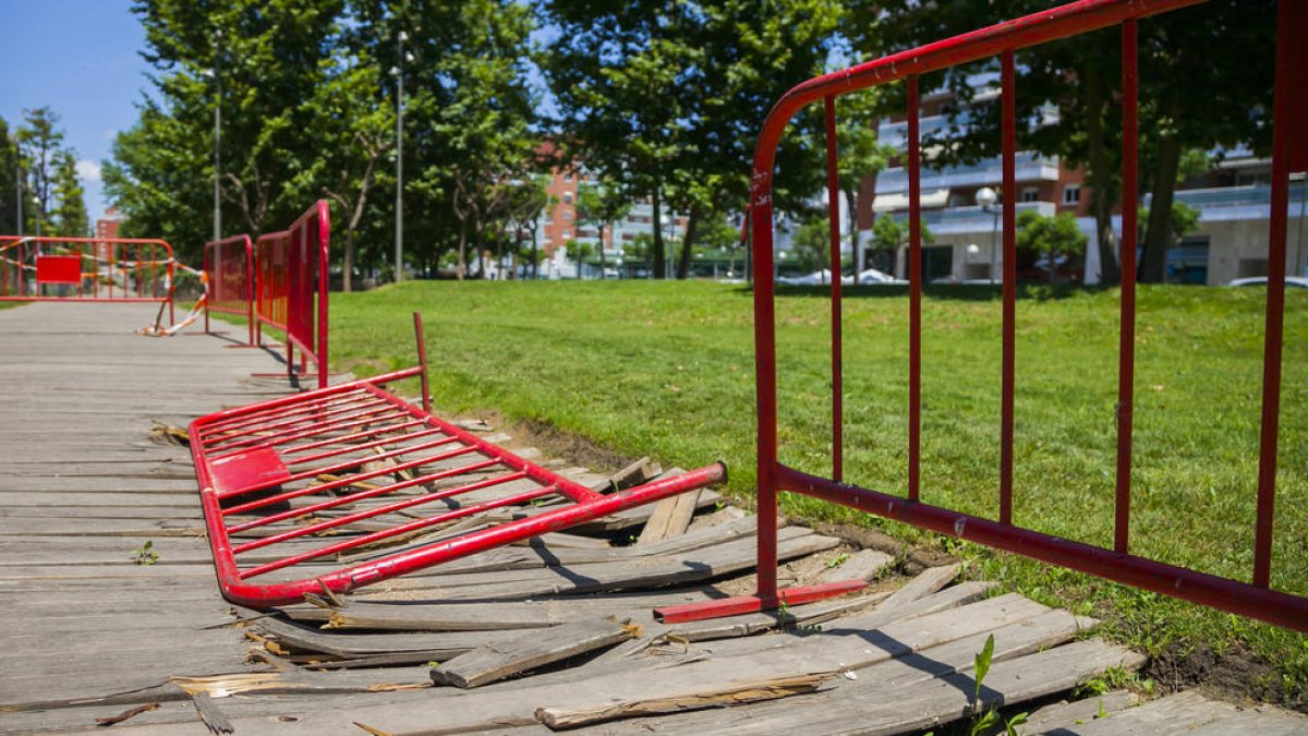 El paseo de madera de la Tabacalera está igual dos meses después de ser destrozado