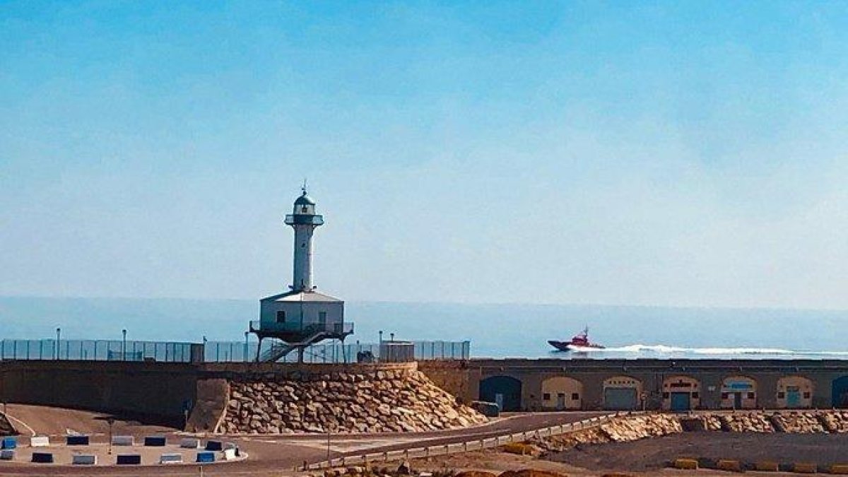 Rescaten tres tripulants d'una embarcació que s'estava enfonsant a la costa de Vandellòs