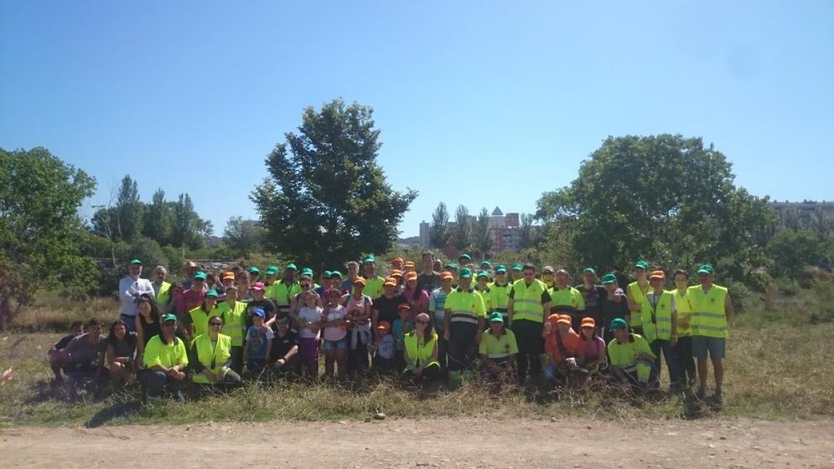 Fotografia de família de l'acció de conservació del bosc de ribera feta al Francolí.