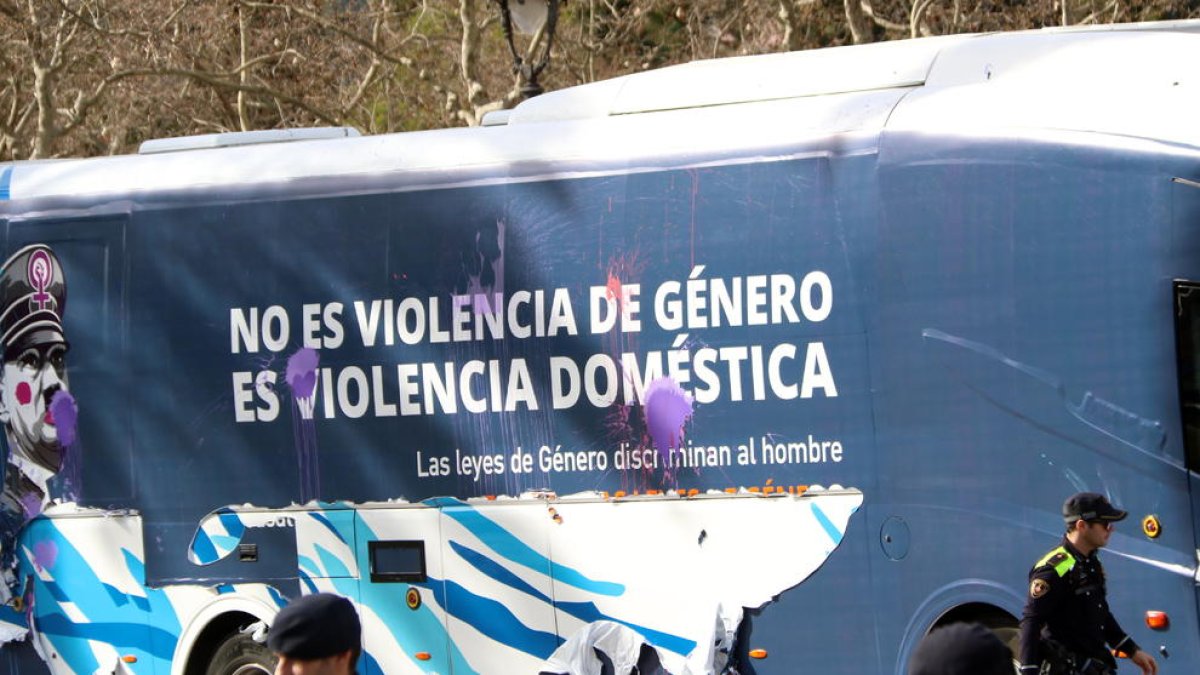 Hazte Oir pondrá en circulación este lunes tres autobuses con frases de Sánchez, Rivera, Levy y Maroto