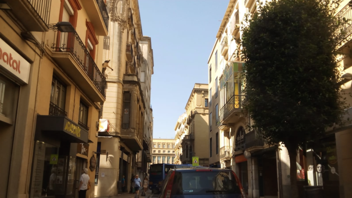 Un autobús queda atrapat al raval Santa Anna