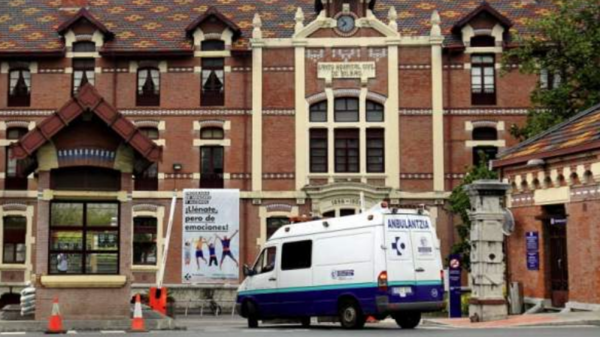 Estampa el coche en el mostrador de urgencias al comunicarle a un familiar que tenía que esperar a ser atendido