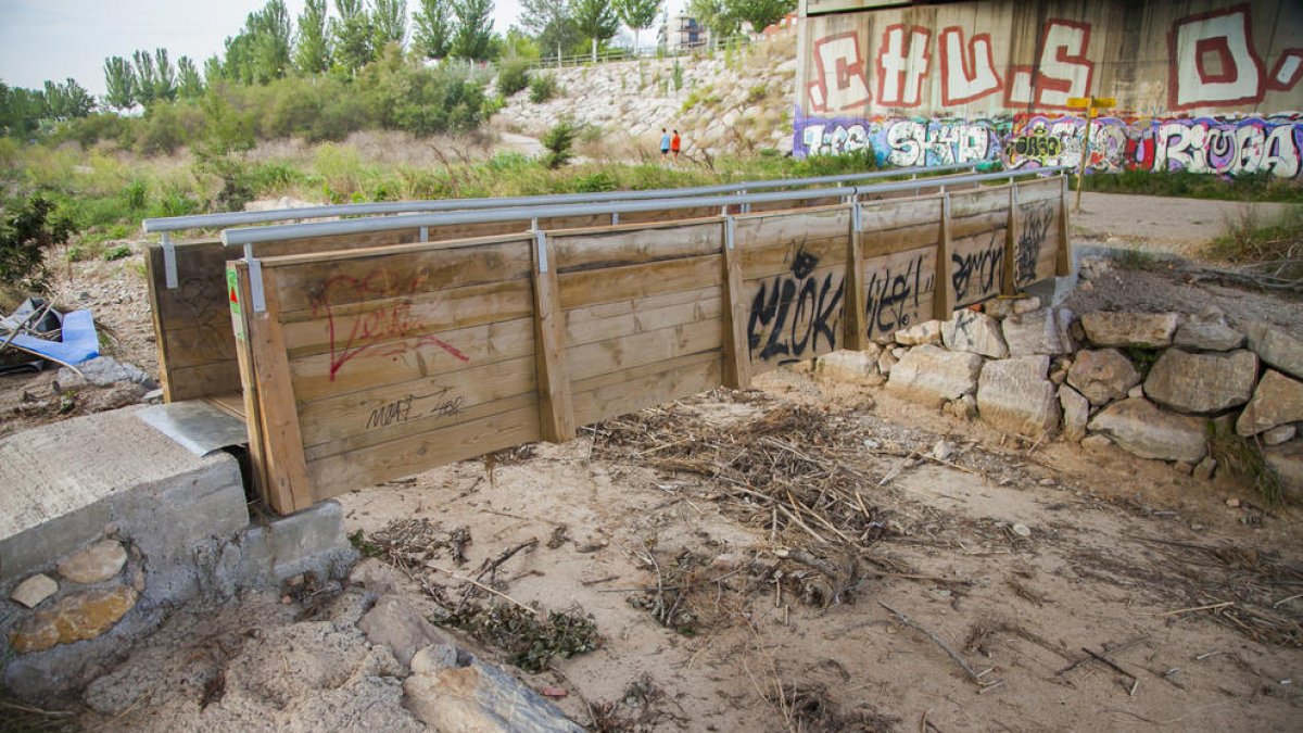 La passera del riu Francolí torna al seu lloc dues setmanes després