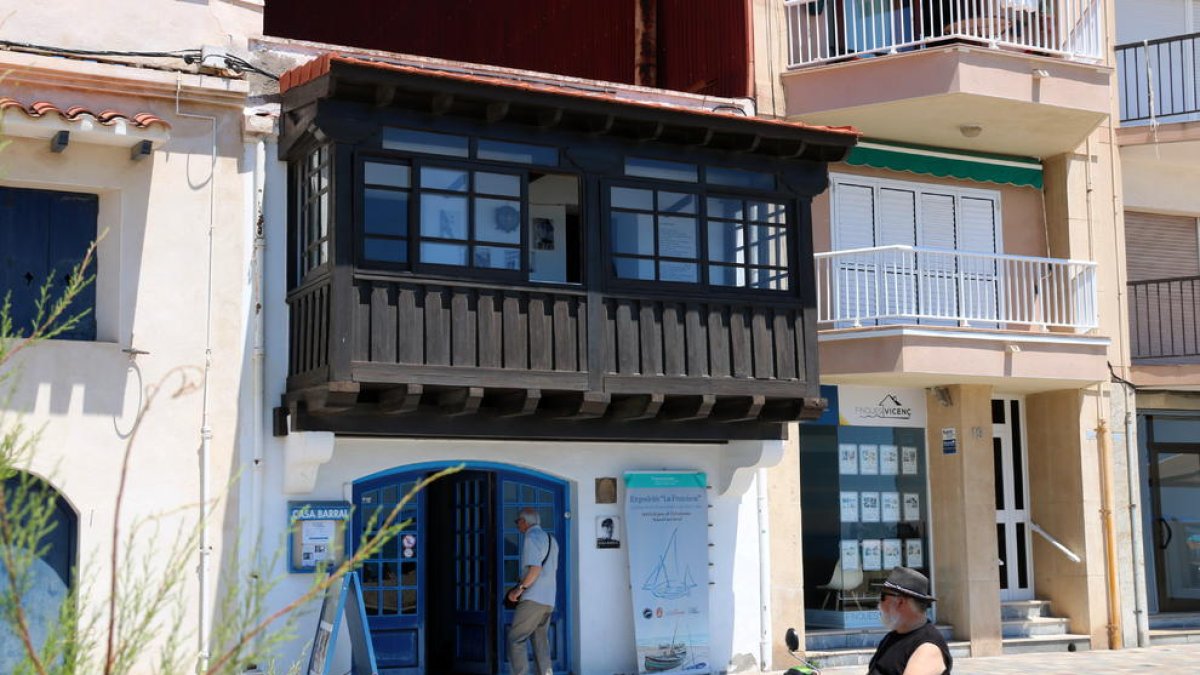 L'exterior de la Casa Barral, a Calafell.