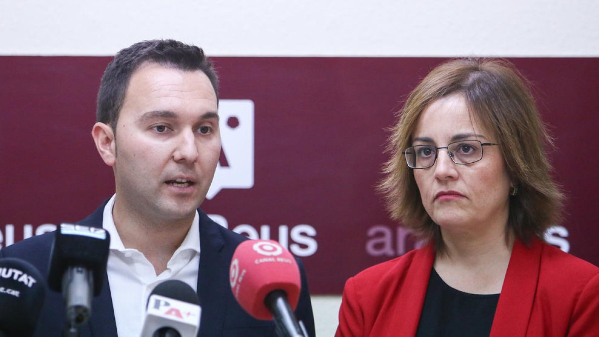 Los concejales Dani Rubio y Dolors Vázquez, en la sede de Ara Reus.