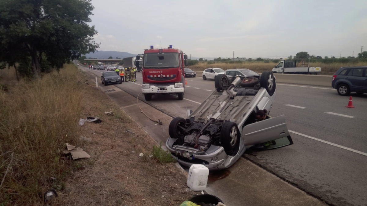 Una conductora resulta ferida en bolcar amb el cotxe a la C-14 a Reus