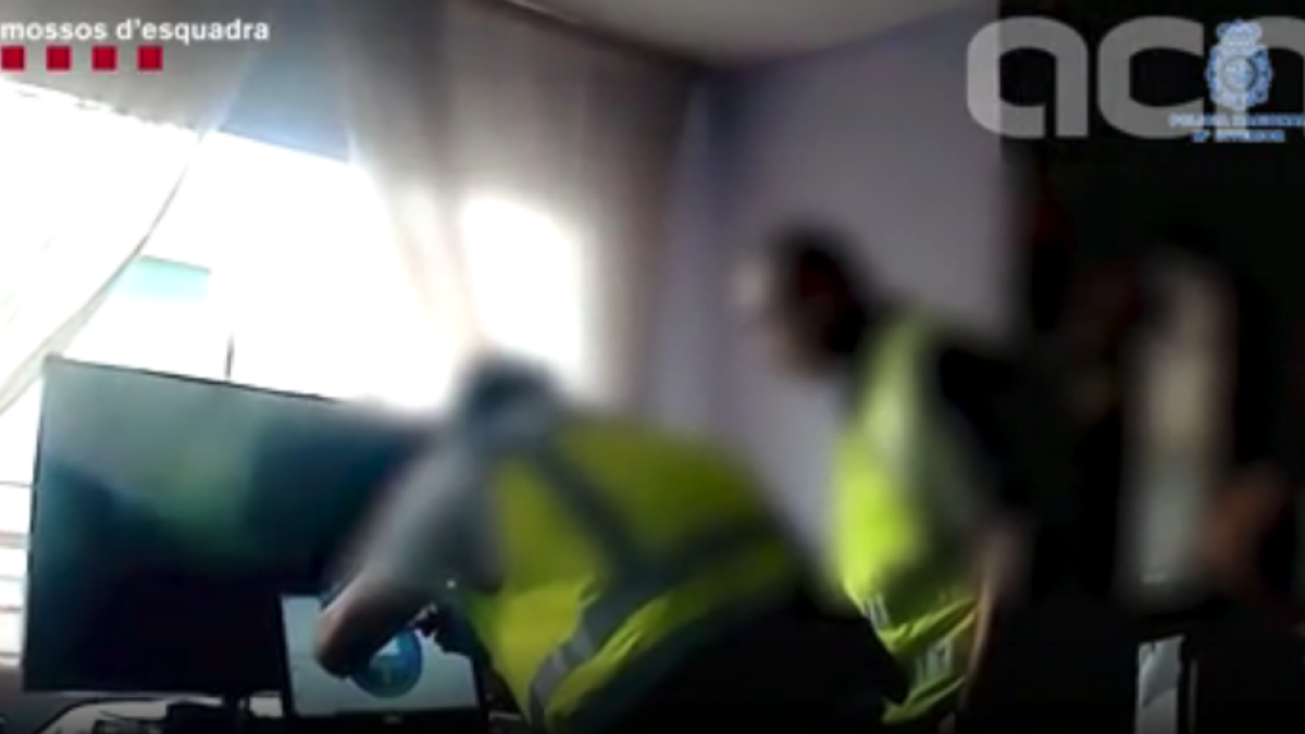 Imagen de dos poilicies registrando el domicilio del detenido.