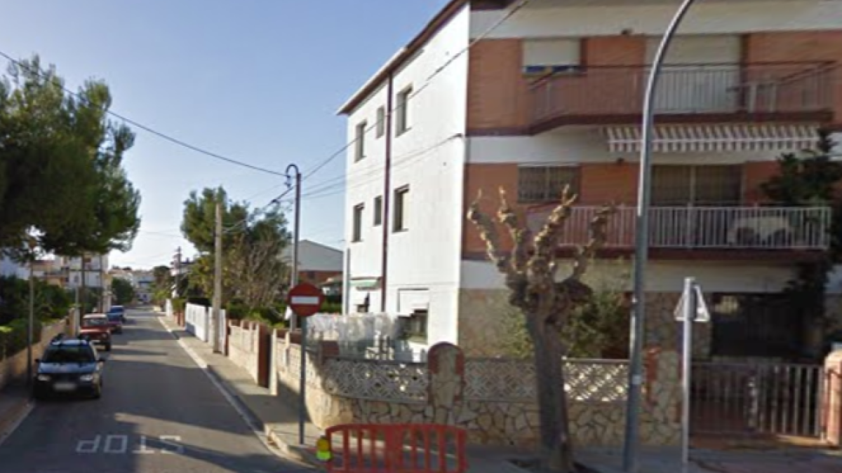 Quema un contenedor en Roda de Berà