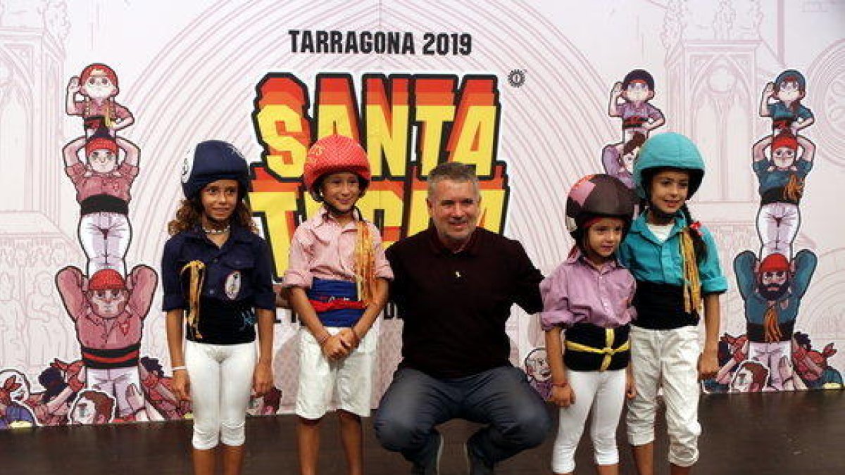 L'alcalde de Tarragona, Pau Ricomà, amb enxanetes de les quatre colles de Tarragona davant el cartell de Santa Tecla 2019.