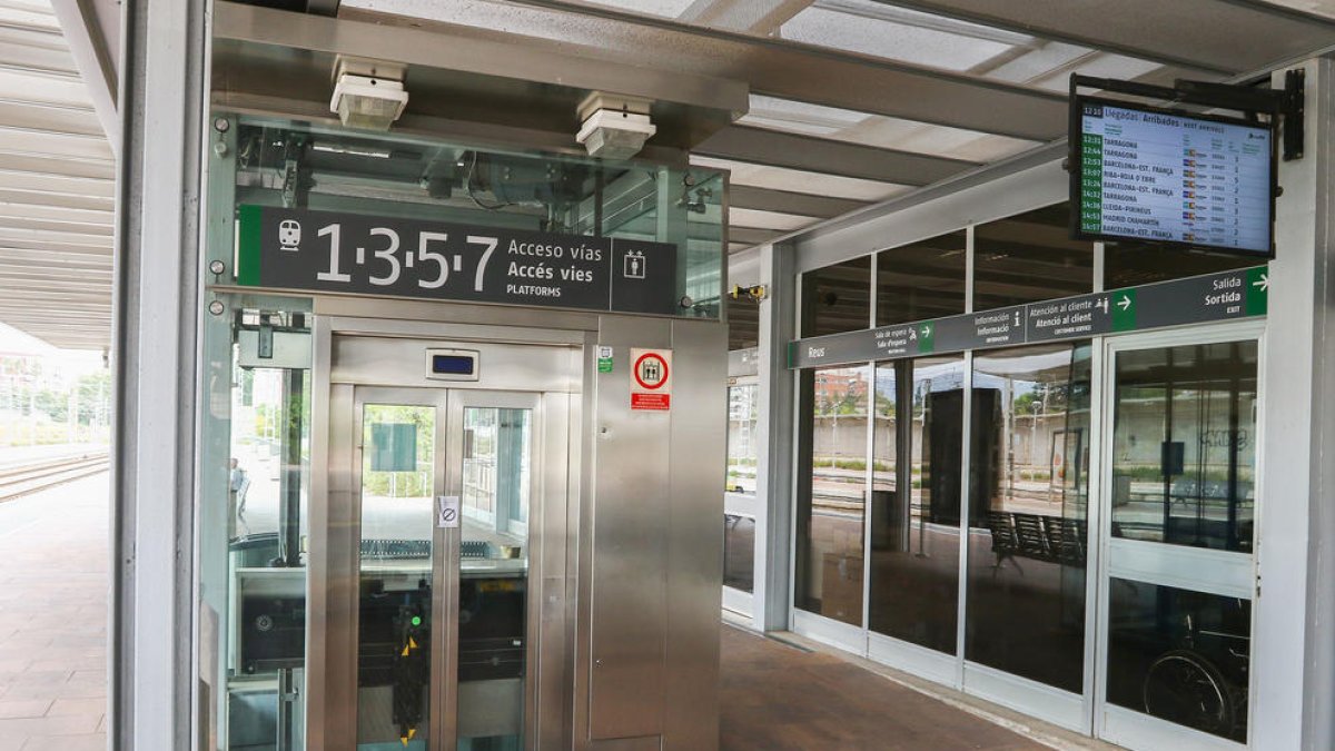 L'ascensor de l'estació de tren de Reus es troba inoperatiu des de principis de mes