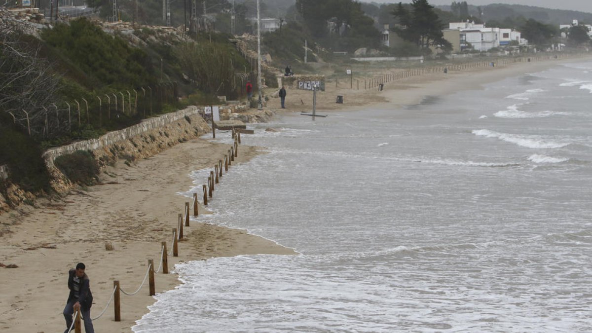 Important afectació de la llevantada en les platges del litoral tarragoní