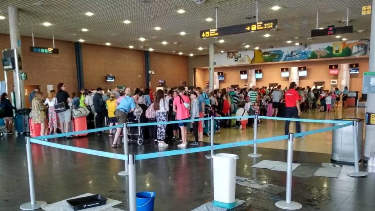 La pluja sobre l'Aeroport obliga a desviar un vol de la ruta Stansted-Reus