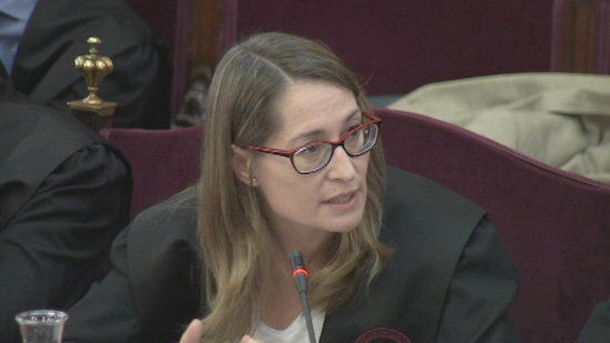 Marina Roig, advocada de Jordi Cuixart, durant la presentació del seu informe final.