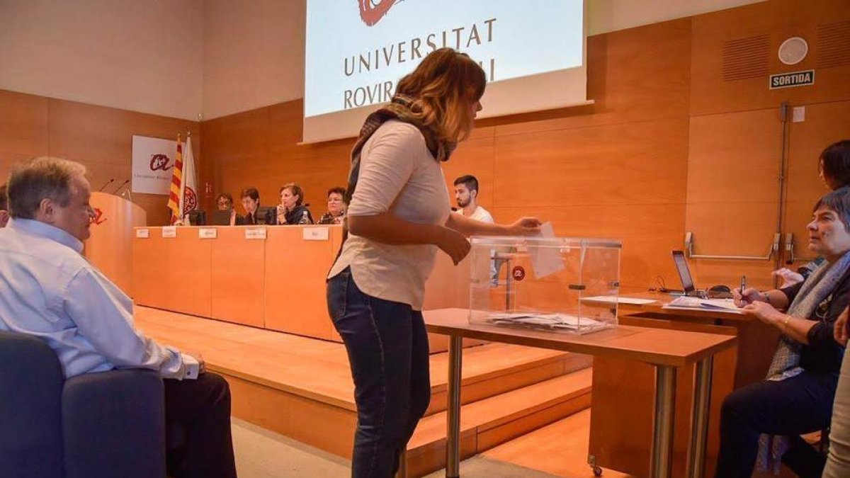 El claustro de la URV condena las sentencias del 1-O y reclama una ley de amnistía