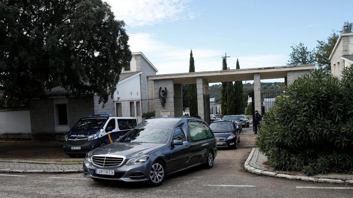 La comitiva trasladará el féretro original de Franco aunque presenta daños