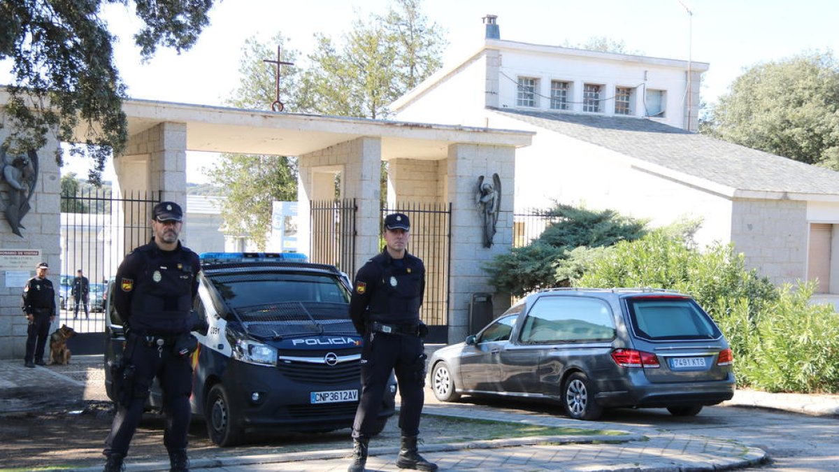 Les despulles de Franco entren al cementiri de Mingorrubio per ser enterrades de nou.