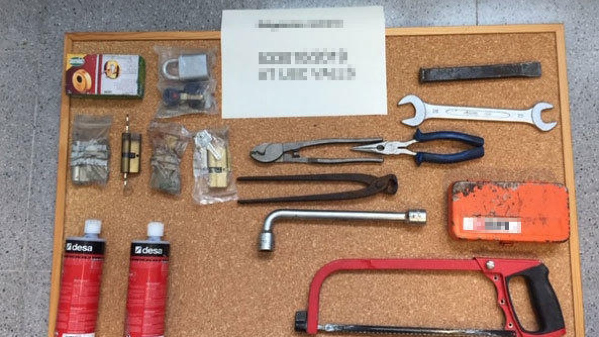 Tres detenidos por robar herramientas y un compresor de aire de un coche en l'Espluga