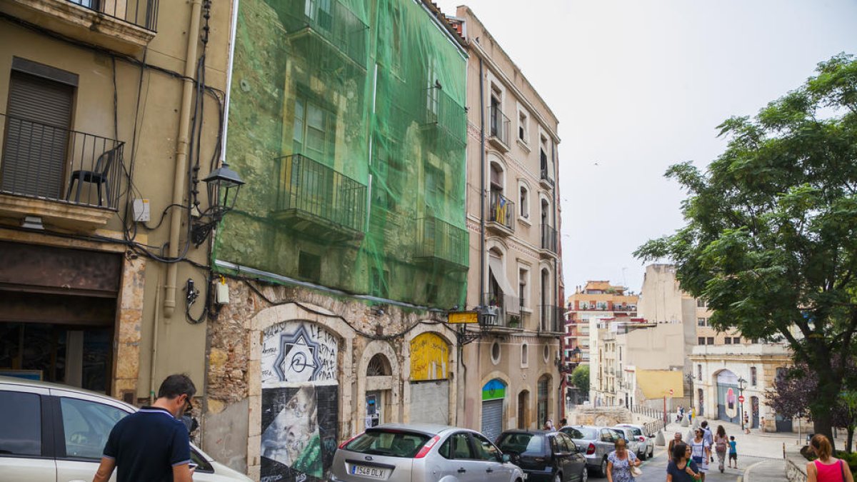El Ayuntamiento de Tarragona quiere expropiar un edificio de la Baixada de la Peixateria