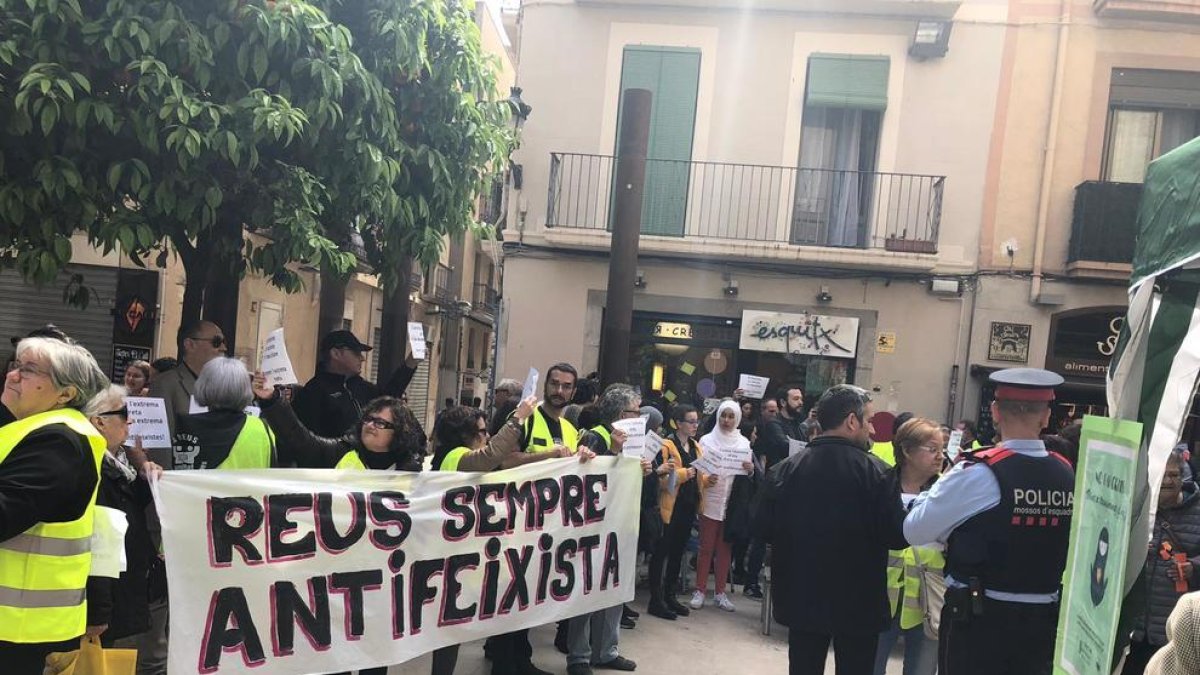 Concentración sin incidentes ante la parada de Vox en Reus