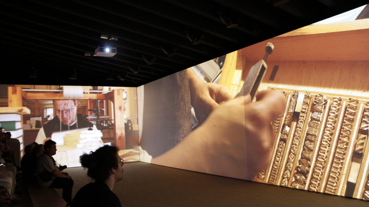 Una sala de projecció envolvent dins del nou espai visitable del Monestir de Poblet, on s'hi mostren imatges de la vida quotidiana de la comunitat, fins ara inèdites.