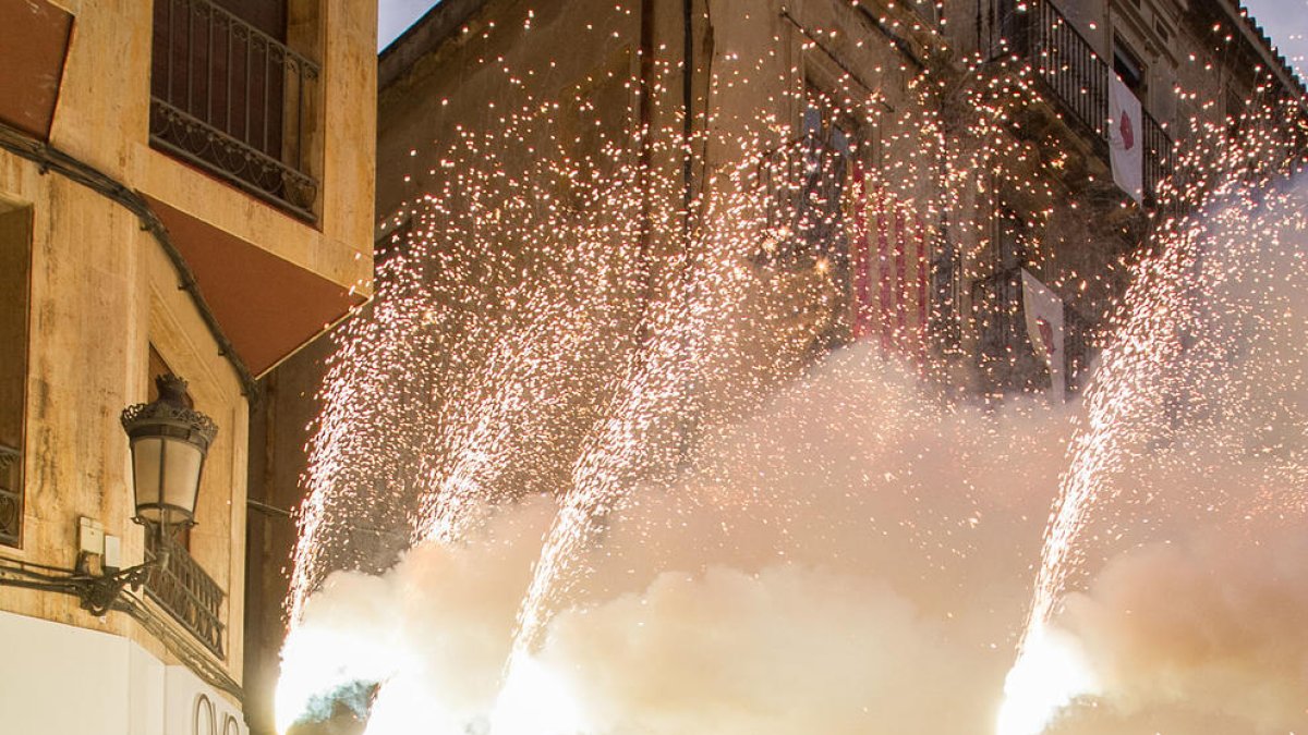 Reus Cultura estudia el uso de lonas ignífugas en las tiendas para los actos de fuego