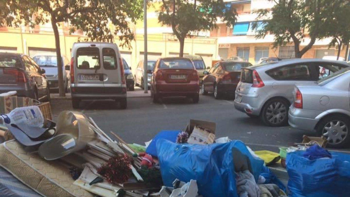 Deixalles en una plaça de pàrquing a Tarragona