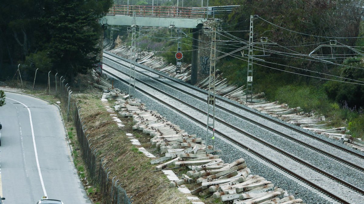Adif podría aplazar la retirada de las travesías viejas hasta septiembre