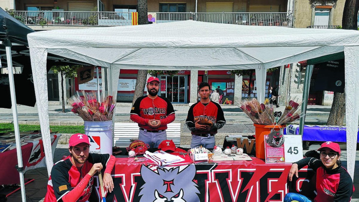 Un club de beisbol recull signatures per poder disposar d'un camp