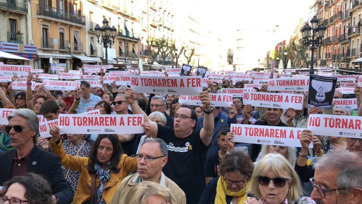 La plaça de la Font s'omple per defensar que «l'autodeterminació és un dret»