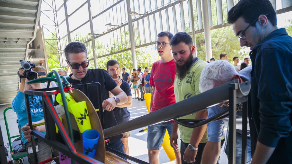 Dotze grups d'alumnes d'Enginyeria Mecànica mostren els seus ginys
