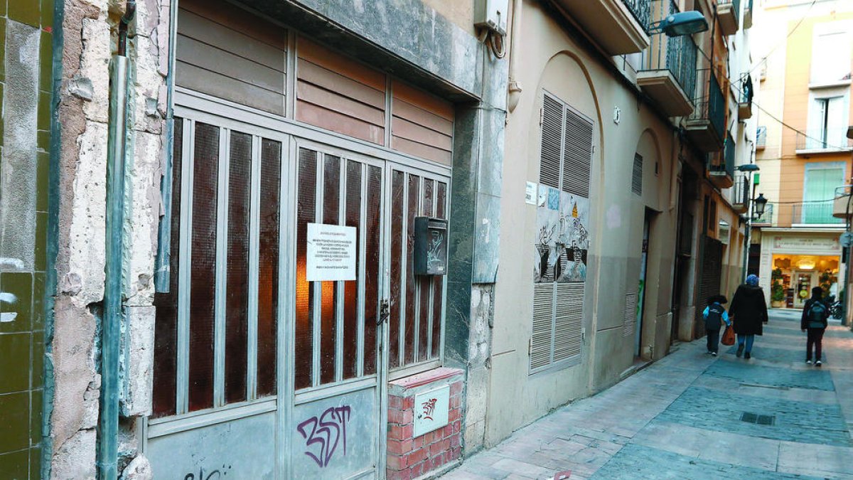 Demanen col·laboració per trobar els lladres que van saquejar un bloc de Reus