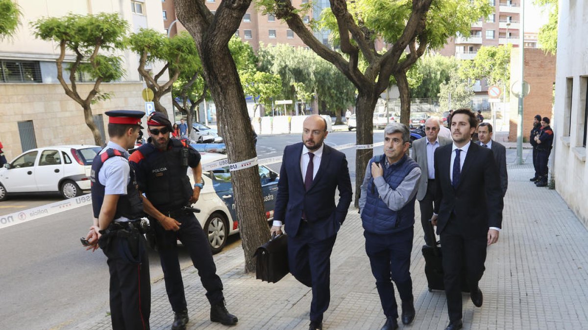 Àngel Cunillera, llegando a la Audiencia el pasado 13 de mayo, con su abogado, Víctor Mercedes.