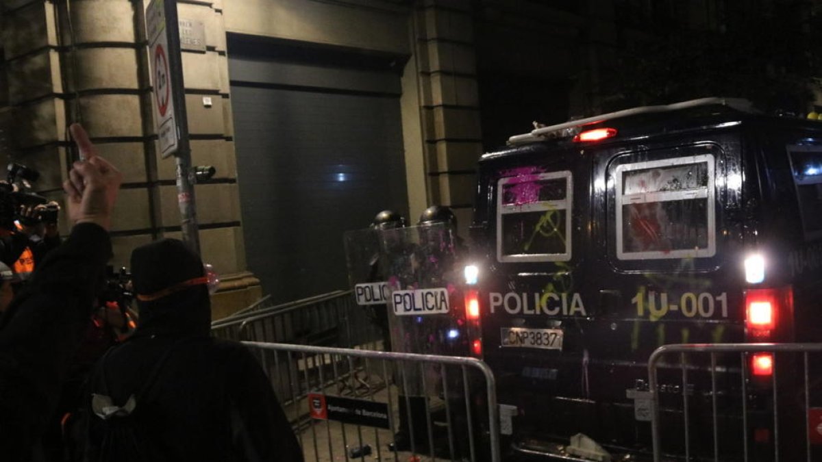 Manifestants llancen objectes als Mossos a Via Laietana i aquests procedeixen a carregar