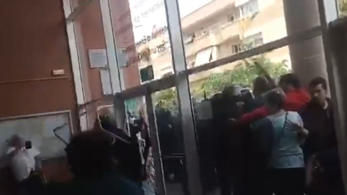 El hombre que el 1-O lanzó una silla a un guardia civil acepta nueve meses de prisión