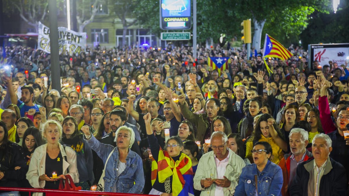 Convocan una manifestación a las 19 a la Imperial Tàrraco y recomiendan llevar «papel de inodoro»
