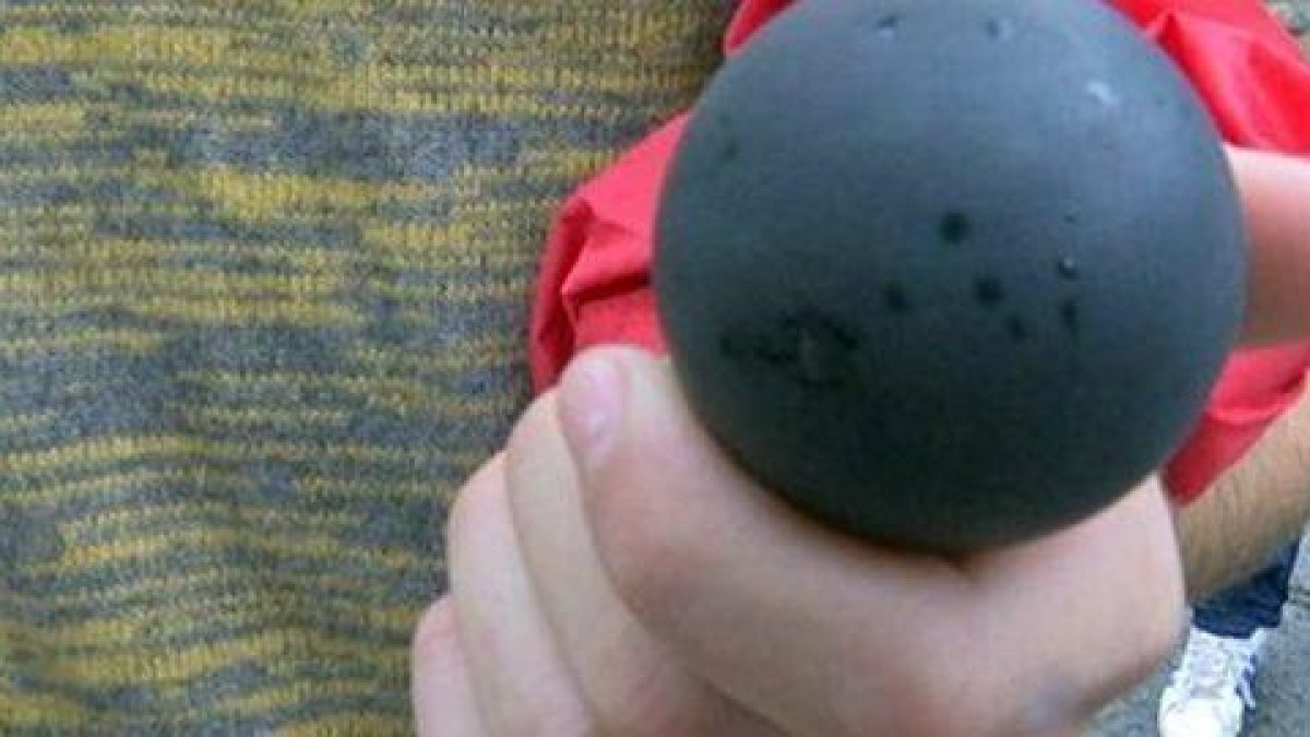 El Colegio de Médicos pide al Congreso prohibir el uso de pelotas de goma a los cuerpos policiales españoles