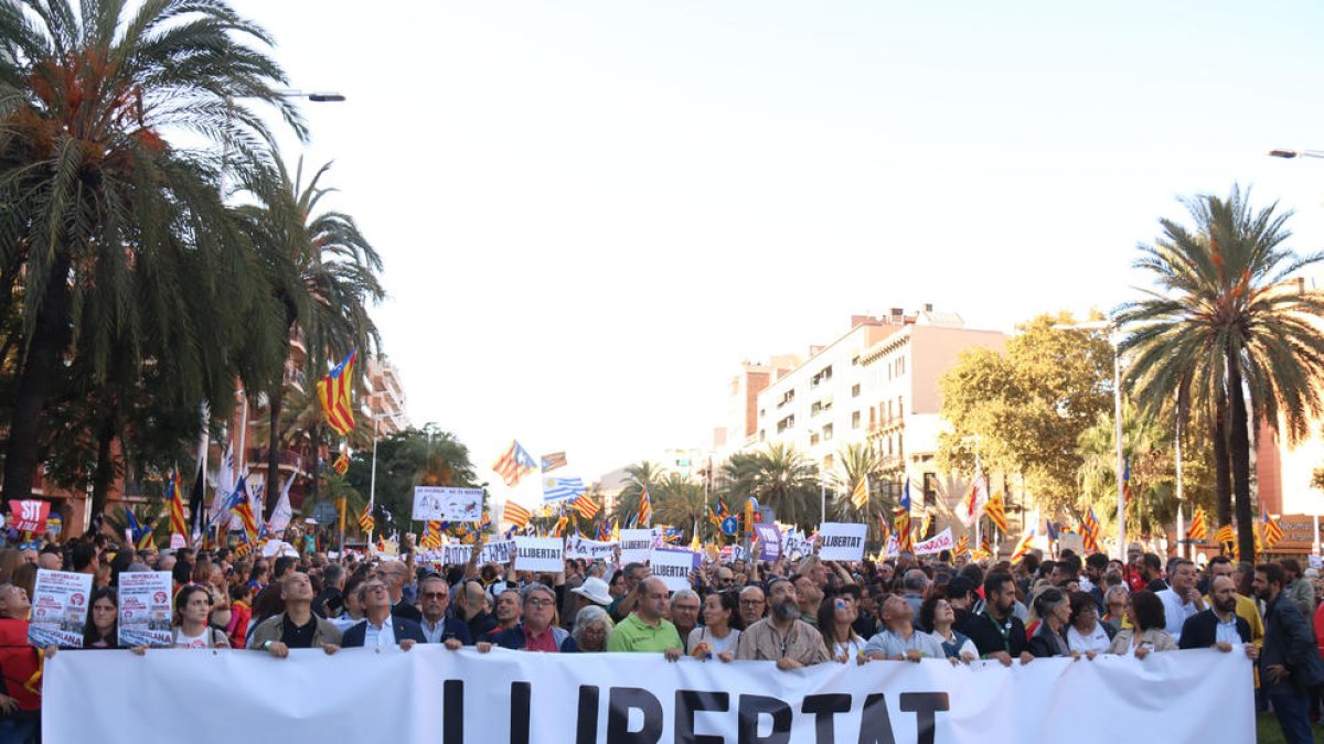 Miles de personas llenan la calle Marina de Barcelona para protestar contra la sentencia
