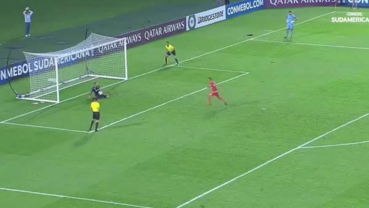 Tira un penalti al estilo Panenka, el portero lo para y lo acaban despidiendo