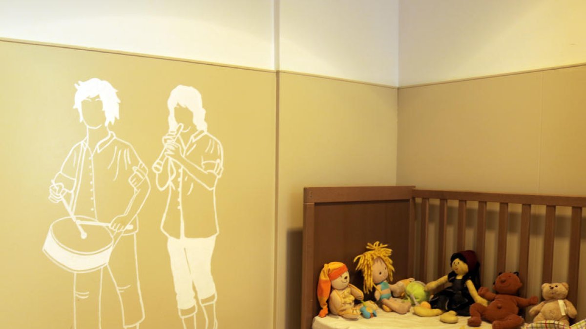 Els elements del Seguici Festiu de Cambrils decoren les aules d'una llar d'infants